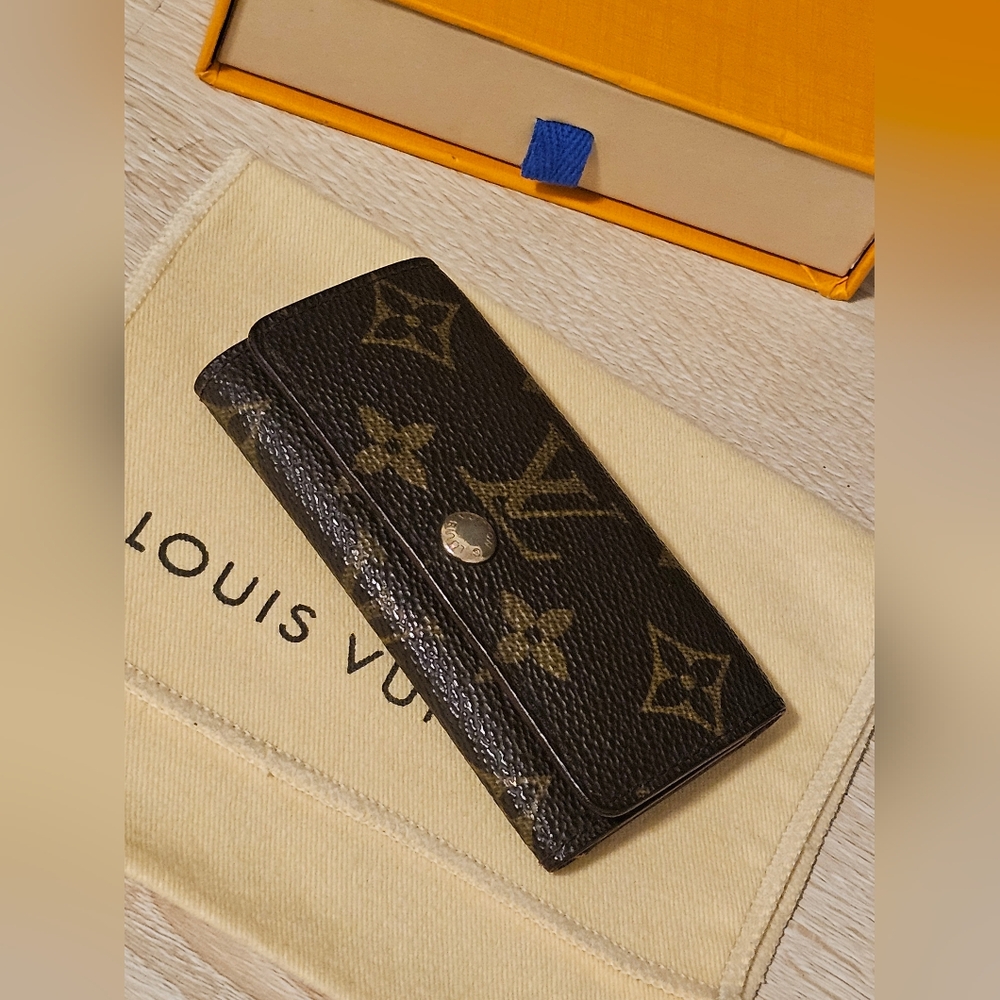 Authentic LOUIS VUITTON Monogram 4 Key Compact Key Case - Picture 8 of 8